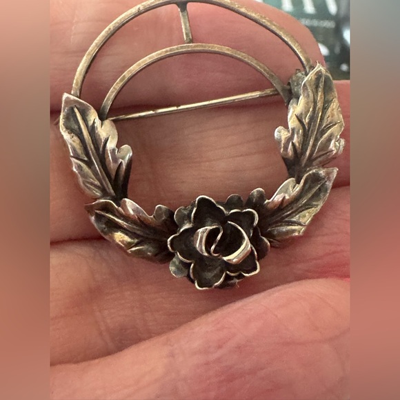 Set of 2 Vintage Beau Sterling Brooches and
sunshine Polishing Cloth - Picture 6 of 9